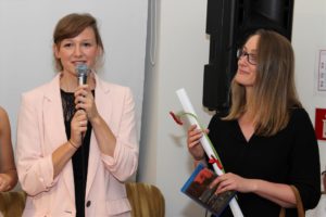 Julia Schubeius mit ihrer Schwester Lisa, die die Romanvorlage zum Film "Ein Anderer" beisteuerte. (Foto. Björn Othlinghaus)