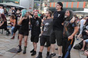 Die Metal-Fans waren bestens gelaunt. (Foto: Björn Othlinghaus)