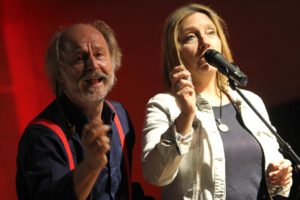 Auch das gemeinsame Singen mit seiner Lebensgefährtin bereitet Ostfriesland-Fachmann Klaus-Peter Wolf keine Probleme. (Foto: Björn Othlinghaus)