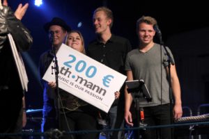 Die Band Otherside konnte sich am Ende durchsetzen und konnte aus den drei Preisen wählen. Die Musiker entschieden sich für den Thomann-Gutschein im Wert von 200 Euro. (Foto: Björn Othlinghaus)