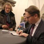 Nach dem Konzert signierte Felix Hell gerne für die Anhänger sein Album. (Foto: Björn Othlinghaus)