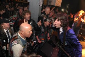 Gute Stimmung beim Konzert von D/C Train im AJZ in Lüdenscheid. (Foto: Björn Othlinghaus)