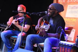 Ras Flabba und Band sorgten für Roots Reggae vom Feinsten. (Foto: Björn Othlinghaus)