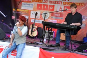 Andy Schade (Gitarre, Gesang) und Stefan Witholt (Piano) aus Iserlohn bildeten das Duo !JaSicher! (Foto: Björn Othlinghaus)