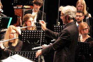 Johannes Stert leitet das Orchester. (Foto: Kathrin Klein)