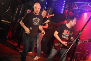 Die Band Big Balls, die am Samstag im Brauhaus zu sehen war, gehört längst zur Stammbesetzung der AC/DC- Fanclub-Party. (Foto: Björn Othlinghaus)