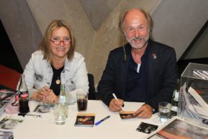 Auf Lesungen sorgen Klaus-Peter Wolf und Bettina Göschl stets dafür, dass restlos alle Fans mit Autogrammen versorgt werden. (Foto: Björn Othlinghaus)