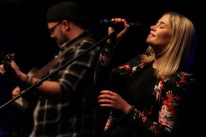 HonigMut bei einem Konzert in der Lüdenscheider Schützenhalle zugunsten der Lebenshilfe Wigginghausen im Jahr 2017. (Foto: Björn Othlinghaus)