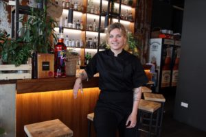 Friederike Lekscha an der Bar ihres Lokals. (Foto: Björn Othlinghaus)