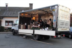 Mit dem "Wohnzimmer auf Rädern" in musikalischer Mission unterwegs: Nando Andreas, Melina Fuhrmann und Patrick Honzig alias HonigMut. (Foto: Björn Othlinghaus)