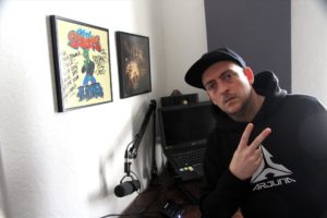 Die Wände von André Matticks Studio in der Lüdenscheider Hermannstraße zieren zahlreiche, von Kool Savas handsignierte Bilder und Fotos. (Foto: Björn Othlinghaus)