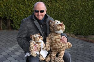 Obwohl der Tiger rechts auf dem Schoß von Peter Szczyrba deutlich größer ist als Dr. Tiggerstein - er ist nur das Stunt-Double. (Foto: Björn Othlinghaus)