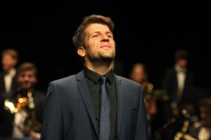 Tobias Schütte übernahm die Leitung der Bläserphilharmonie bei seinem eigenen Werk "Symphony Of Society". (Foto: Björn Othlinghaus)